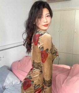 职场性感女神 人妻薇薇姐 经常穿裤里丝勾引老板 被绿帽老公发现后曝出私密视频！