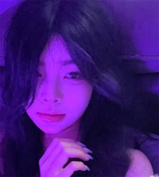 52吃瓜网：9月5日孙俪带女儿游法国，母女同款造型似姐妹花超欢乐