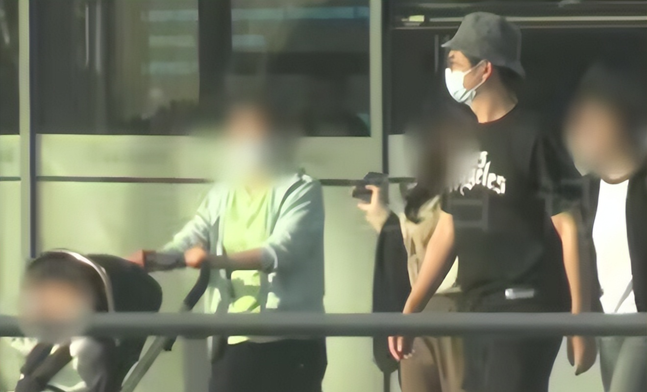 _杨子姗夫妇带娃遛弯，见车路过吴中天护在前面，3岁爱女白白胖胖_杨子姗夫妇带娃遛弯，见车路过吴中天护在前面，3岁爱女白白胖胖