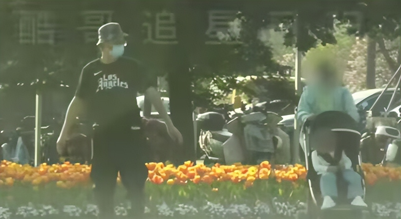 杨子姗夫妇带娃遛弯，见车路过吴中天护在前面，3岁爱女白白胖胖__杨子姗夫妇带娃遛弯，见车路过吴中天护在前面，3岁爱女白白胖胖