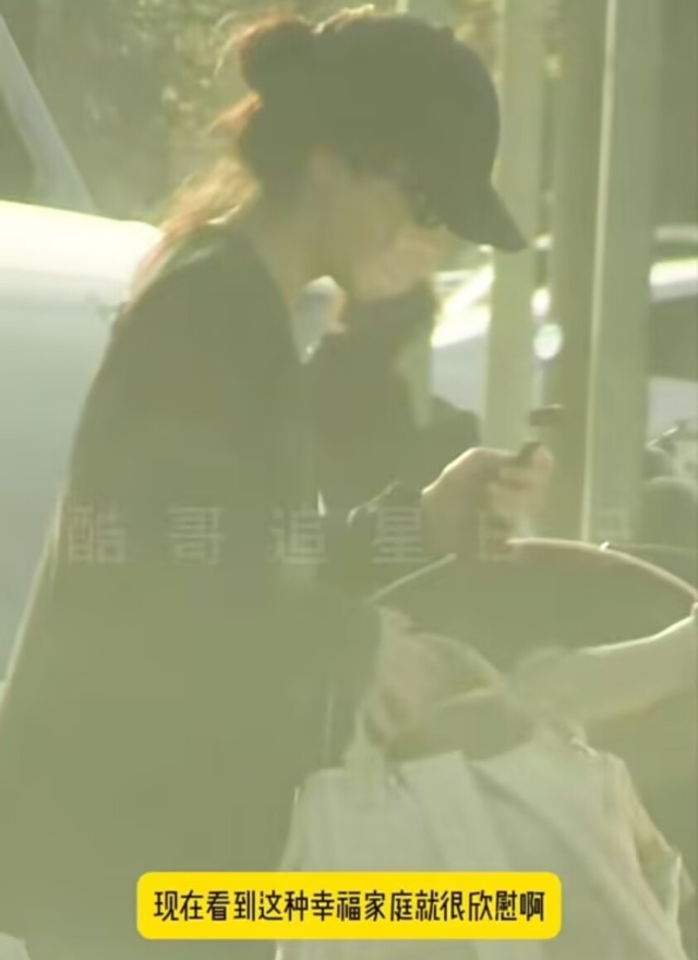 杨子姗夫妇带娃遛弯，见车路过吴中天护在前面，3岁爱女白白胖胖__杨子姗夫妇带娃遛弯，见车路过吴中天护在前面，3岁爱女白白胖胖