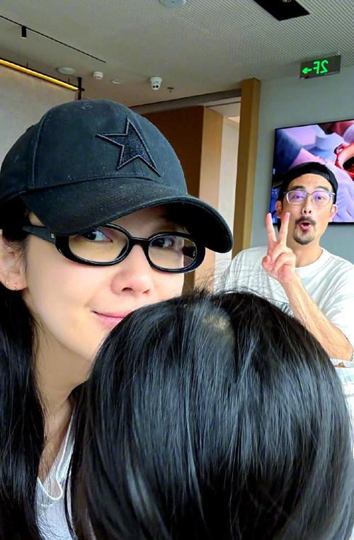 杨子姗夫妇带娃遛弯，见车路过吴中天护在前面，3岁爱女白白胖胖__杨子姗夫妇带娃遛弯，见车路过吴中天护在前面，3岁爱女白白胖胖