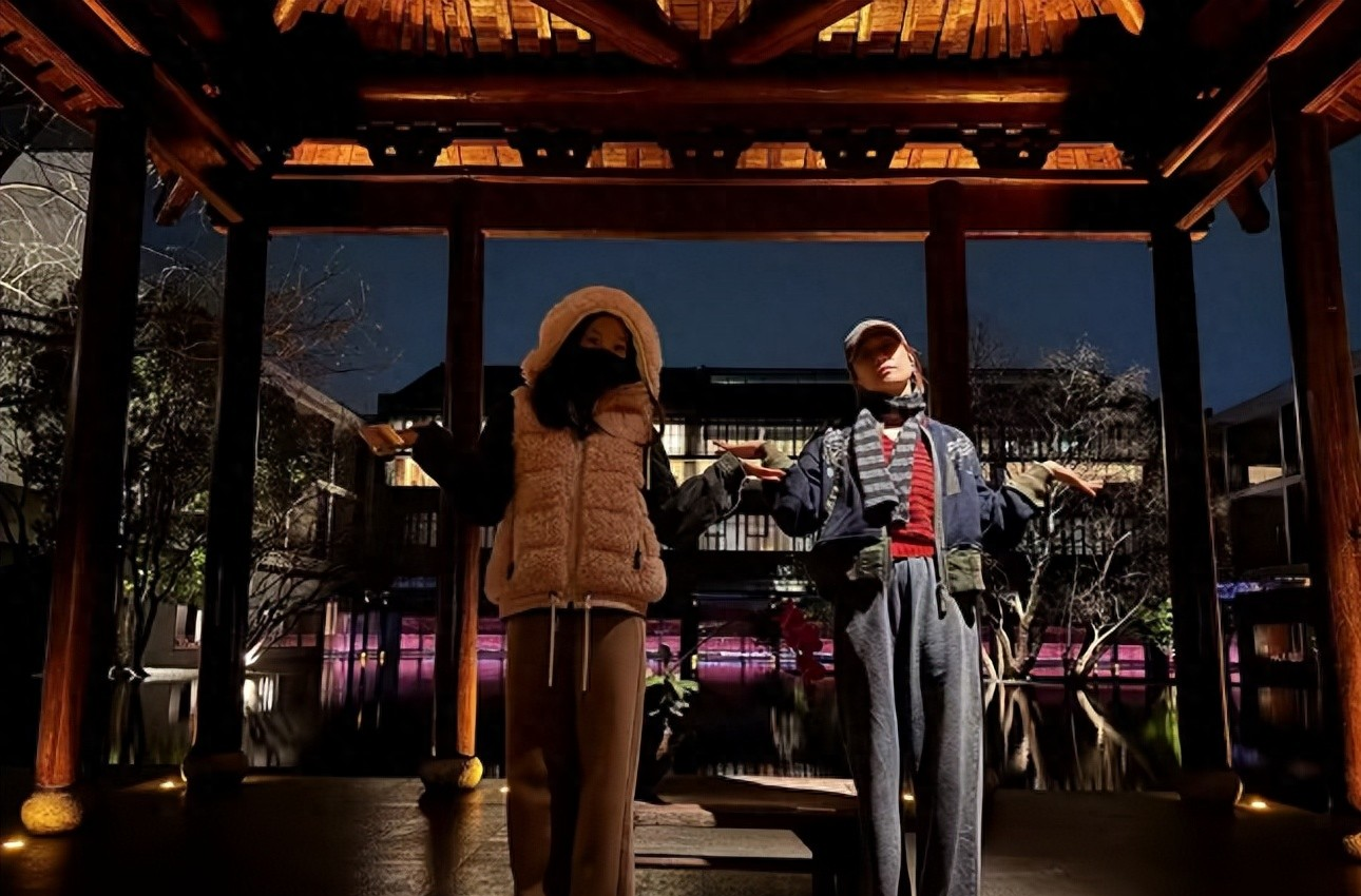 黑料网：马伊琍女儿文爱马母亲节晒照：16岁身高超妈，母女同框神同步引热议