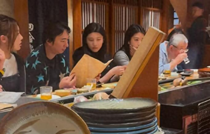 吃哈密瓜上火吗：东京夜行遇王思聪！三美女相伴打卡银座名店，网民热议‘地包天’与表妹疑云