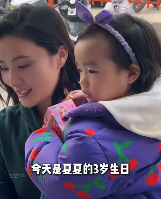 海哈金喜祖孙三代为爱女庆生，3岁夏夏精灵可爱，孝顺喂妈吃蛋糕_海哈金喜祖孙三代为爱女庆生，3岁夏夏精灵可爱，孝顺喂妈吃蛋糕_