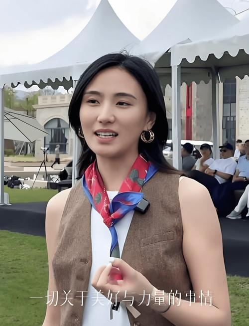 _海哈金喜祖孙三代为爱女庆生，3岁夏夏精灵可爱，孝顺喂妈吃蛋糕_海哈金喜祖孙三代为爱女庆生，3岁夏夏精灵可爱，孝顺喂妈吃蛋糕