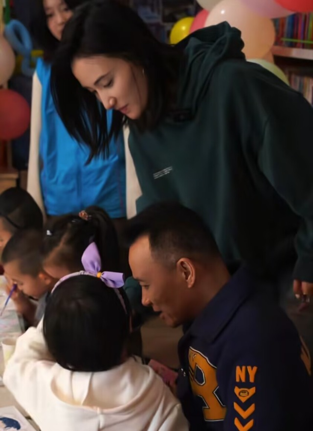 海哈金喜祖孙三代为爱女庆生，3岁夏夏精灵可爱，孝顺喂妈吃蛋糕__海哈金喜祖孙三代为爱女庆生，3岁夏夏精灵可爱，孝顺喂妈吃蛋糕