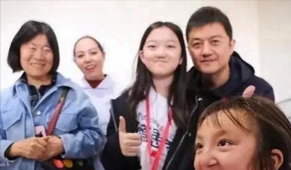 海哈金喜祖孙三代为爱女庆生，3岁夏夏精灵可爱，孝顺喂妈吃蛋糕__海哈金喜祖孙三代为爱女庆生，3岁夏夏精灵可爱，孝顺喂妈吃蛋糕