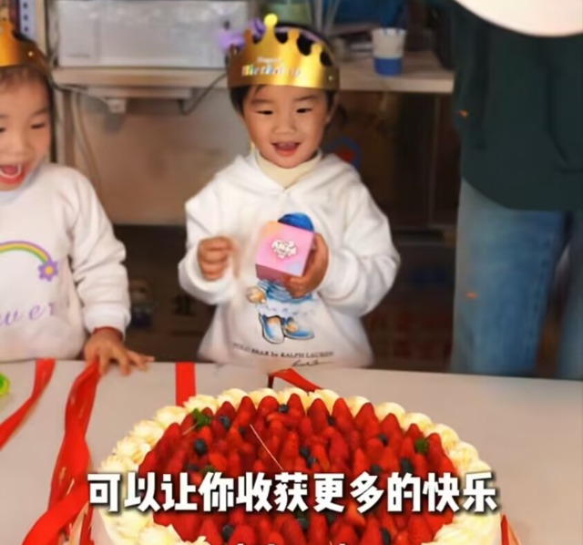 海哈金喜祖孙三代为爱女庆生，3岁夏夏精灵可爱，孝顺喂妈吃蛋糕_海哈金喜祖孙三代为爱女庆生，3岁夏夏精灵可爱，孝顺喂妈吃蛋糕_