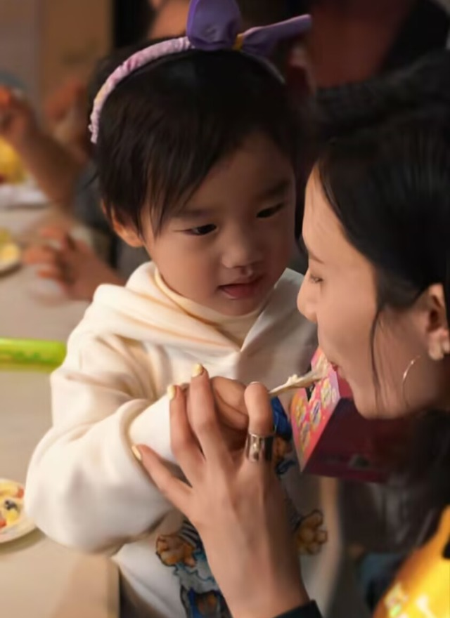 _海哈金喜祖孙三代为爱女庆生，3岁夏夏精灵可爱，孝顺喂妈吃蛋糕_海哈金喜祖孙三代为爱女庆生，3岁夏夏精灵可爱，孝顺喂妈吃蛋糕