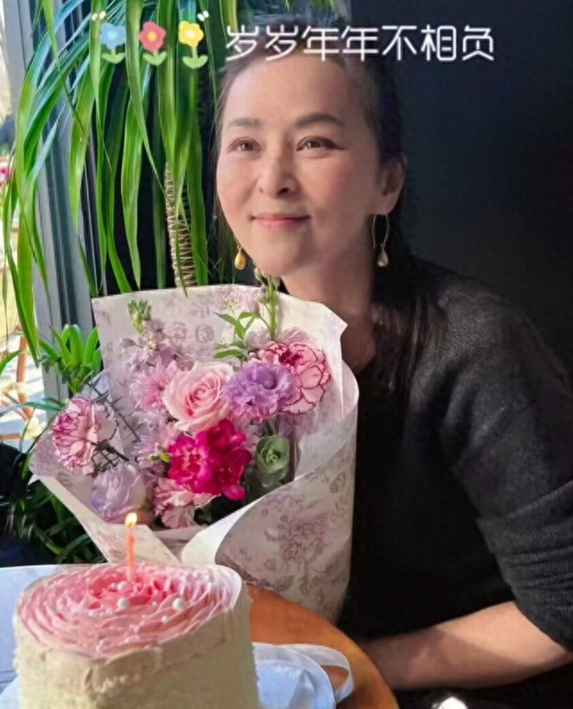 吃瓜视频：58岁何音生日获儿子送花蛋糕庆生，离婚后陪读国外如今儿子进圈发展