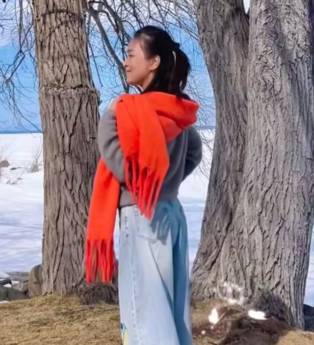 _何音手捧鲜花迎58岁生日，回眸浅笑仍似少女，儿子回国后子承父业_何音手捧鲜花迎58岁生日，回眸浅笑仍似少女，儿子回国后子承父业