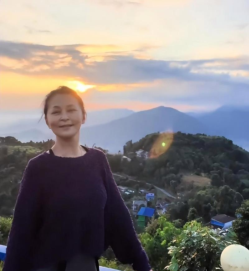 何音手捧鲜花迎58岁生日，回眸浅笑仍似少女，儿子回国后子承父业__何音手捧鲜花迎58岁生日，回眸浅笑仍似少女，儿子回国后子承父业