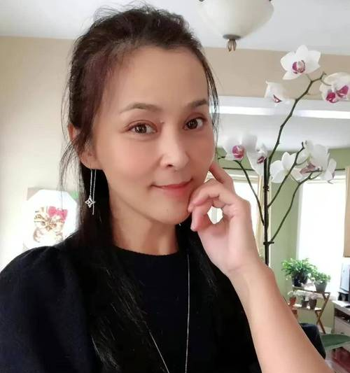 _何音手捧鲜花迎58岁生日，回眸浅笑仍似少女，儿子回国后子承父业_何音手捧鲜花迎58岁生日，回眸浅笑仍似少女，儿子回国后子承父业