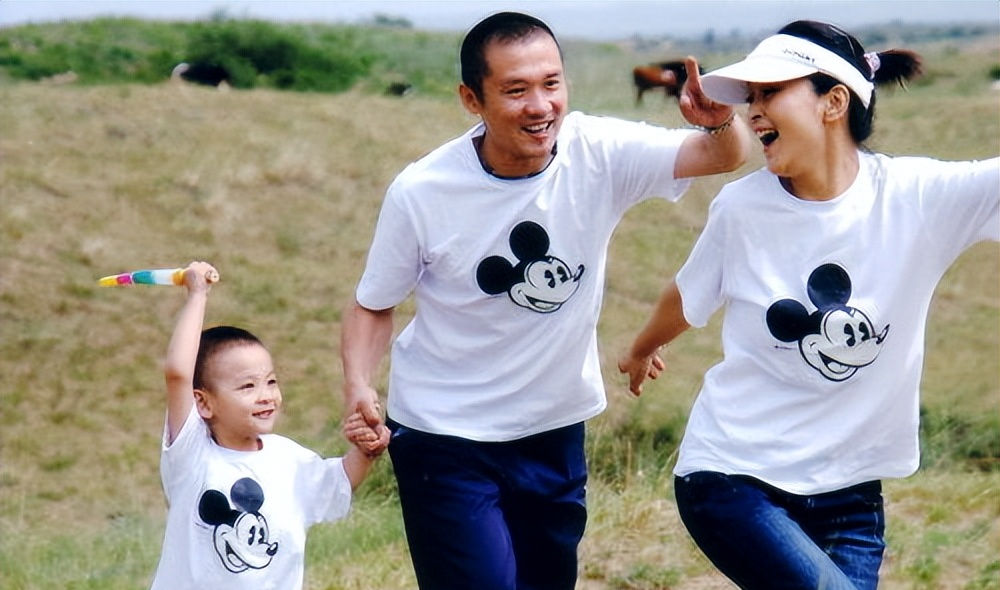 何音手捧鲜花迎58岁生日，回眸浅笑仍似少女，儿子回国后子承父业_何音手捧鲜花迎58岁生日，回眸浅笑仍似少女，儿子回国后子承父业_