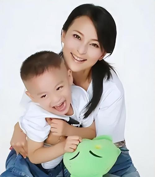 何音手捧鲜花迎58岁生日，回眸浅笑仍似少女，儿子回国后子承父业__何音手捧鲜花迎58岁生日，回眸浅笑仍似少女，儿子回国后子承父业