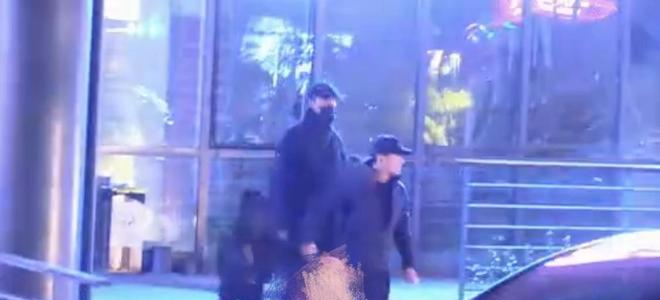 _陈坤带双胞胎男孩外出用餐，饭后牵手上车返程，“摸头杀”好温柔_陈坤带双胞胎男孩外出用餐，饭后牵手上车返程，“摸头杀”好温柔