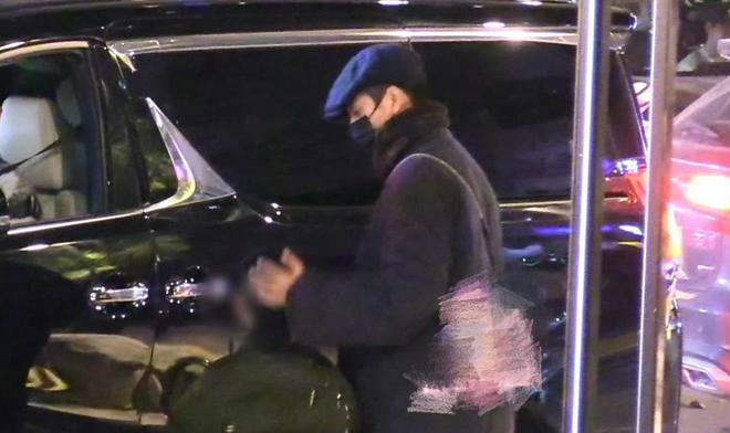 陈坤带双胞胎男孩外出用餐，饭后牵手上车返程，“摸头杀”好温柔__陈坤带双胞胎男孩外出用餐，饭后牵手上车返程，“摸头杀”好温柔