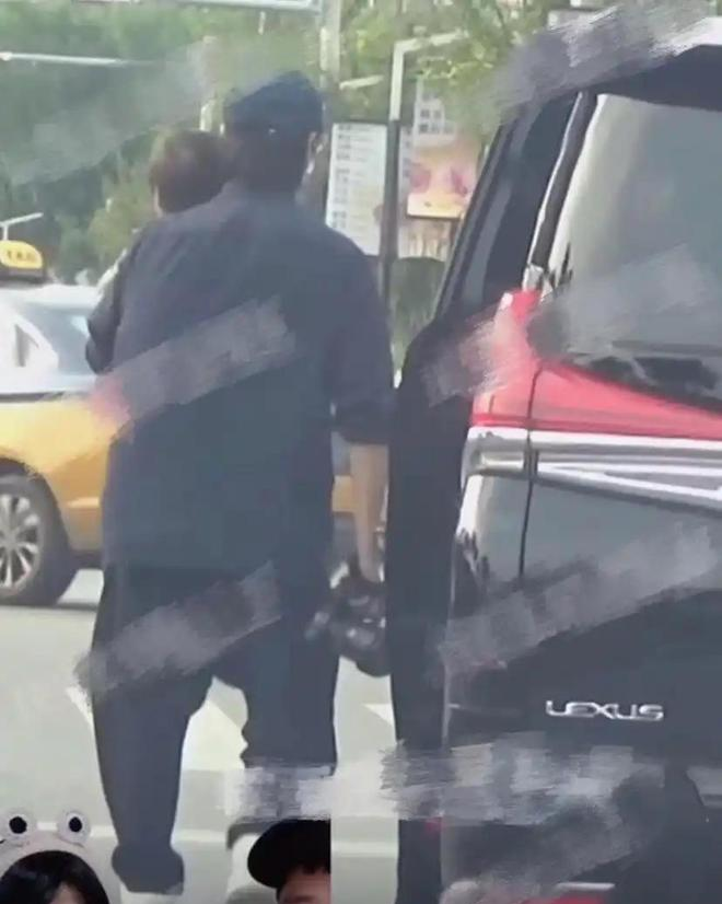 陈坤带双胞胎男孩外出用餐，饭后牵手上车返程，“摸头杀”好温柔__陈坤带双胞胎男孩外出用餐，饭后牵手上车返程，“摸头杀”好温柔