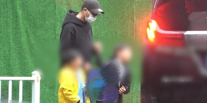 _陈坤带双胞胎男孩外出用餐，饭后牵手上车返程，“摸头杀”好温柔_陈坤带双胞胎男孩外出用餐，饭后牵手上车返程，“摸头杀”好温柔